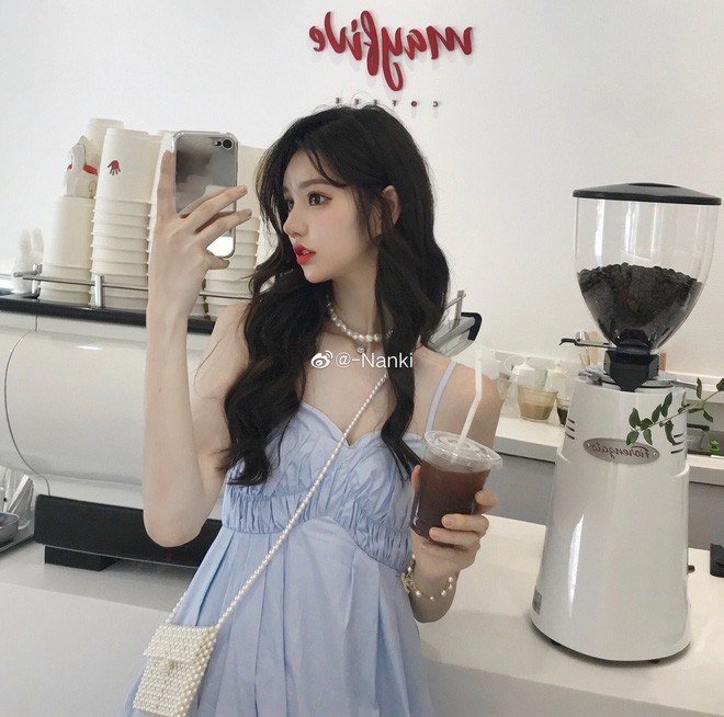 Với khuôn mặt xinh đẹp như vẽ, đôi mắt to tròn, mũi cao thẳng tắp và bờ môi căng mọng, Nanki thậm chí bị nhiều người cho rằng đã can thiệp tới phẫu thuật thẩm mĩ mới được xinh đẹp như vậy.