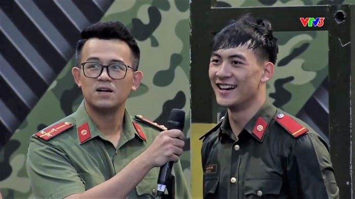 Xuất hiện trong chương trình "Chúng tôi là chiến sĩ", Phùng Thế Văn (20 tuổi) ngay lập tức gây sốt vì quá đẹp trai.