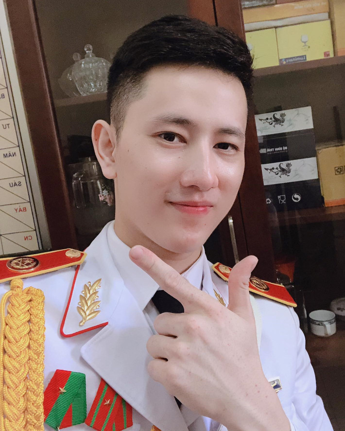 Năm 2019, cảnh vệ Nguyễn Đức Hơn (sinh năm 1998, quê Hưng Yên) nhanh chóng nổi tiếng chỉ nhờ khoảnh khắc đứng trước Lăng Bác.