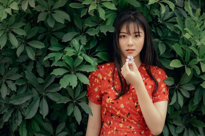 Bên cạnh ca hát, hot girl 10x thử sức với vai trò MC và mẫu ảnh. Thế nhưng ở thời điểm hiện tại, việc học tập vẫn là ưu tiên hàng đầu của cô.