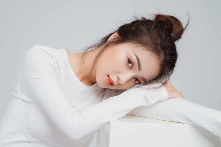 Với sống mũi cao, đôi mắt to và sâu cùng hàng lông mày rậm, Hồ Liên nhiều lần bị nhầm lẫn là hot girl lai.