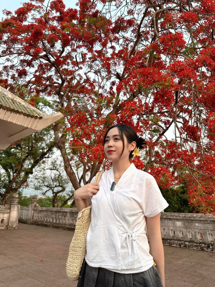 Mang tình yêu với Việt Nam, cô nàng đến từ Lào đã vượt 500km đến Điện Biên nhân kỷ niệm 70 năm chiến thắng Điện Biên Phủ. Cô nàng xinh đẹp check-in tại các địa điểm lịch sử, cũng như chụp cùng với các lực lượng vũ trang nhân dân Việt Nam trong lễ duyệt binh cho lễ kỷ niệm 70 năm chiến thắng Điện Biên Phủ.