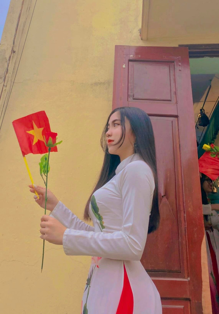 Cô nàng cũng rất thích diện áo dài - trang phục truyền thống của người phụ nữ Việt.