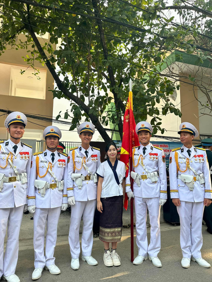Cô gái nói trên là Maysaa Bouavone Phanthaboouasy (SN 2001 tại Lào) hiện là sinh viên năm cuối khoa Kinh tế, trường Đại học Công nghiệp Quảng Ninh.