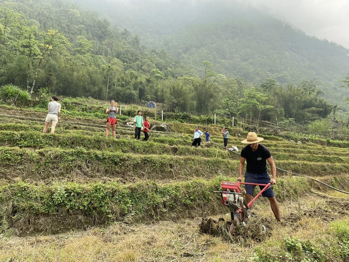 Đoàn khách toàn những cô gái, chàng trai trẻ tuổi.