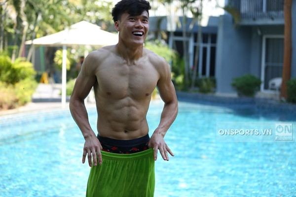 Bùi Tiến Dũng là một trong 3 thủ môn được triệu tập lên tuyển U23 Việt Nam lần này. Với sai lầm cơ bản tại SEA Games 30 thì rõ ràng, hiện tại anh không được đánh giá cao bằng Văn Toản và chẳng phải một tân binh có thời gian để chứng minh năng lực như Y Eli Niê. Ảnh: On Sports.