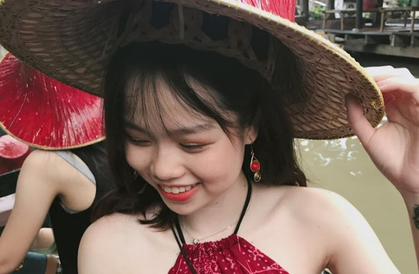 Thế nhưng, cũng có không ít lời nói khá tiêu cực nhận xét về bản thân cầu thủ Quang Hải, cho rằng anh chàng lăng nhăng, "thay người yêu như thay áo".