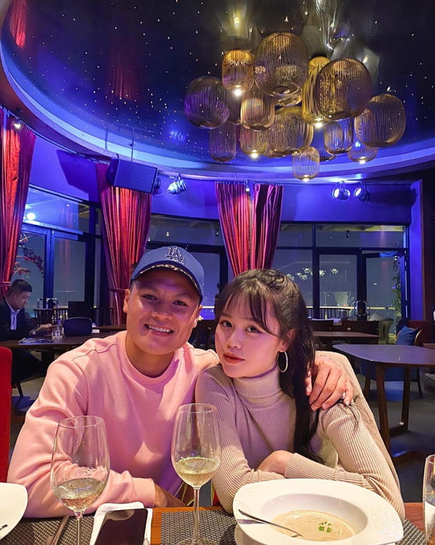 Mới đây, trên trang Instagram cá nhân, Quang Hải bất ngờ khoe ảnh chụp bên bạn gái mới là Huỳnh Anh. Hot girl sinh năm 1999, hiện đang là du học sinh Singapore.