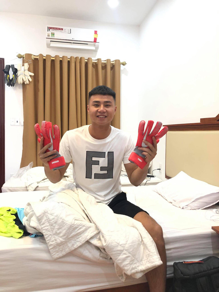 Cách ăn mặc của Văn Toản cũng rất gọn gàng, anh chàng ưa chuộng áo phông, quần jean.