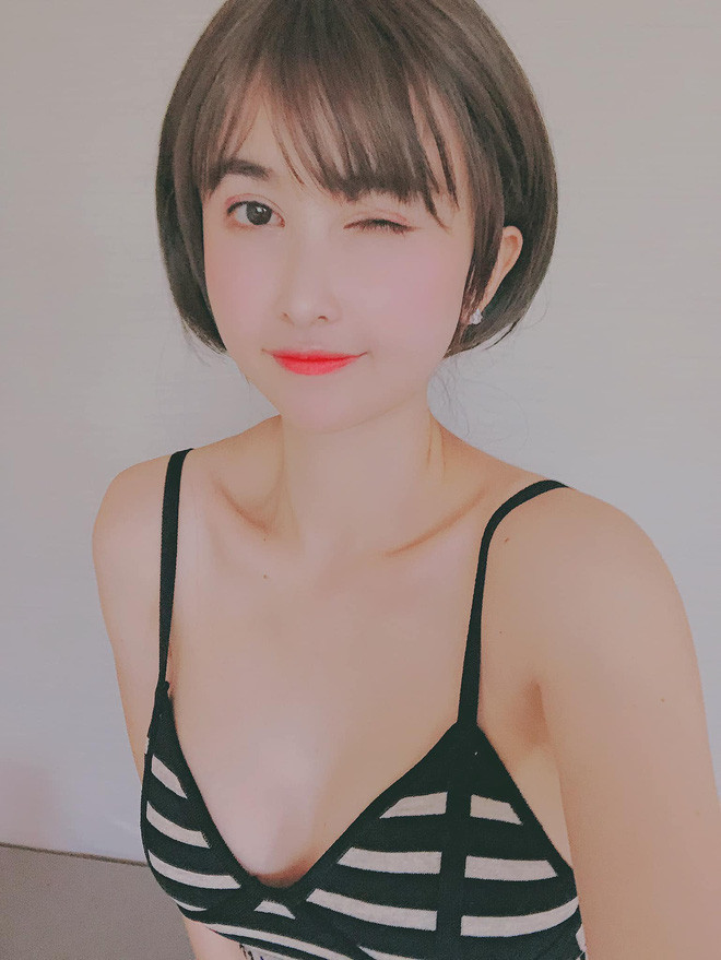 Chẳng biết Mina Phạm làm cách nào để sở hữu vòng 1 quyến rũ, phẫu thuật bơm ngực, dùng các dụng cụ hỗ trợ hay chỉnh sửa ảnh bằng phần mềm nhưng không thể phủ nhận được việc cô nàng trông quyến rũ, hút mắt hơn hẳn.