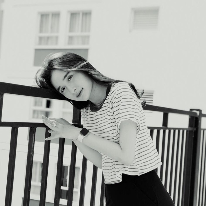 Cô gái trẻ có nhiều góc chụp mang nhiều nét tương đồng với ngôi sao nổi tiếng Dương Mịch.