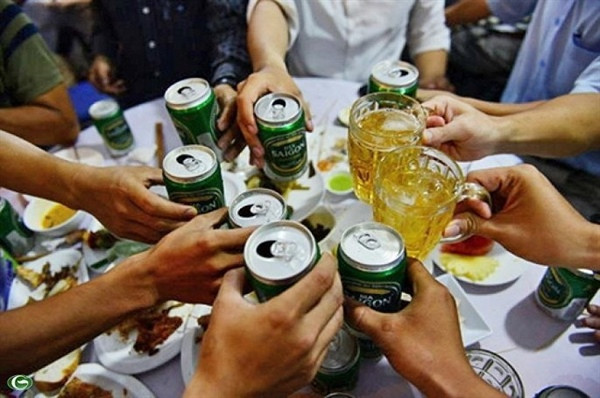 Đối với người điều khiển xe mô tô, nếu trong cơ thể có nồng độ cồn ở mức cao nhất sẽ bị phạt tiền từ 6-8 triệu đồng, tước quyền sử dụng giấy phép lái xe từ 22-24 tháng. Đối với người điều khiển xe đạp, xe thô sơ cũng bị phạt từ 400-600 nghìn đồng. Quy định mới trên đã khiến nhiều tranh cãi trái chiều nổ ra trên mạng xã hội.
