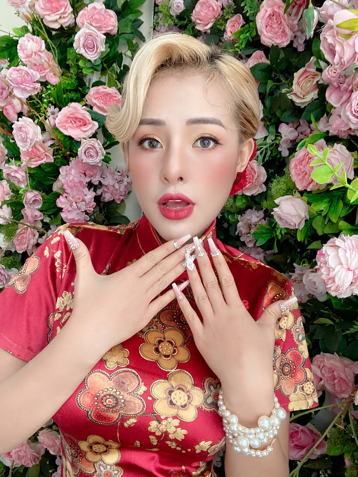 Ngân 98, tên thật là Võ Thị Ngọc Ngân nổi tiếng trên mạng xã hội nhờ những trò khoe thân, tự tạo scandal rẻ tiền. Cô nàng và bạn trai hơn 16 tuổi Lương Bằng Quang luôn khiến người hâm mộ sốc nặng mỗi khi lên tiếng phát ngôn.