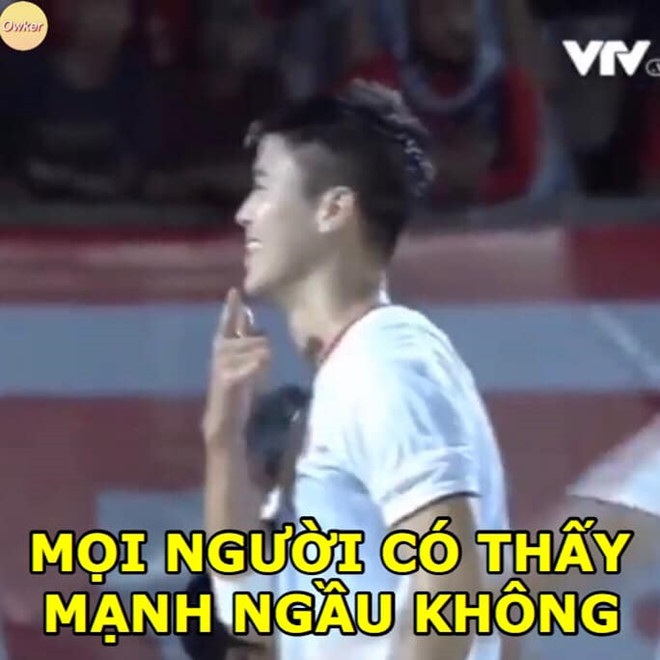 Sau khi ghi bàn vào lưới Indonesia, Duy Mạnh thể sự ngầu của mình qua cách ăn mừng và nhanh chóng trở thành bức ảnh chế bóng đá được CĐM chia sẻ mạnh tay.