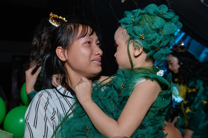 Hình ảnh bé gái ung thư làm người mẫu, có phần rụt rè nhưng toả sáng trên sân khấu khiến nhiều khán giả xúc động. Mẹ Hà My nín thở dõi theo con gái trên sàn diễn.