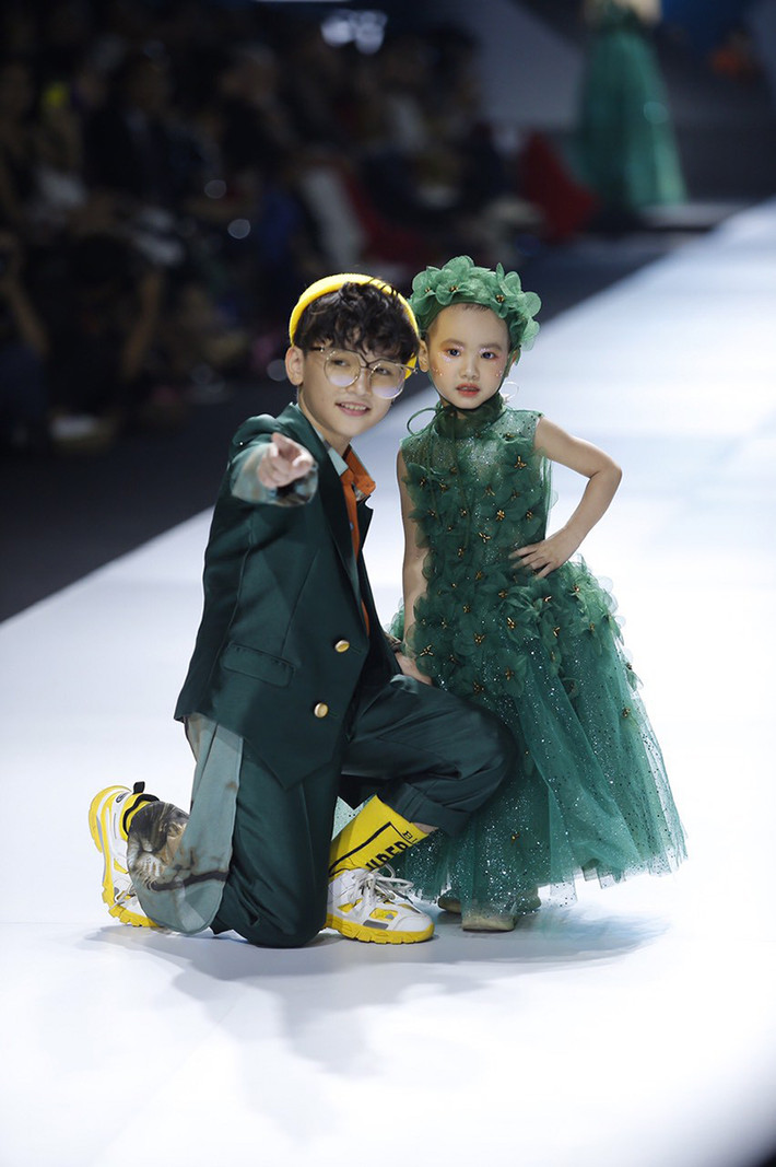 "Hà My là một cô bé mạnh mẽ. Tôi đến bệnh viện gặp Hà My, chứng kiến cảnh con bé đau đớn nằm trên giường bệnh khiến tôi trực trào nước mắt. Tôi quyết định sẽ đưa con đến với sàn diễn dù trên tay có mang cả ống truyền đi nữa" - NTK Thảo Nguyên cho biết.