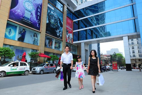 Nếu có điều kiện, hãy cùng các đi shopping vì một trong các đam mê lớn nhất của phái nữ là mua sắm. Chỉ cần xách túi đi bên nàng, tư vấn cho nàng rồi kết thúc ở một hàng ăn ngay trong trung tâm là bạn đã có một ngày vui trọn vẹn.