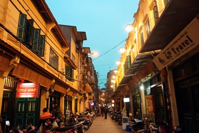 Chắc không ai còn lạ gì khu vực phố của của Hà Nội, nơi tập trung rất nhiều quán sá, quán cà phê. Đến với khu vực phố cổ, các bạn có thể tha hồ lựa chọn món ăn mình thích và ngồi nhâm nhi đồ uống tại một quán cà phê lãng mạn với người ấy.