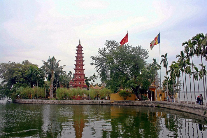 Nhắc đến những điểm du xuân ở thủ đô không thể không nhắc đến Chùa Trấn Quốc, Phủ Hồ Tây hay những ngôi chùa trong lòng của Hà Nội.
