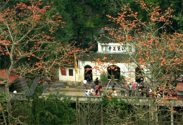 Mùng 6 tháng giêng âm lịch là ngày khai hội chùa Hương, du khách ở nhiều nơi nô nức trẩy hội cầu tài cầu lộc và cầu an. Bên cạnh đó, bạn cũng có dịp được thưởng thức cảnh núi cao rừng thẳm, suối dài được kết hợp khéo léo giữa một vùng đồng bằng ruộng lúa xanh tươi.