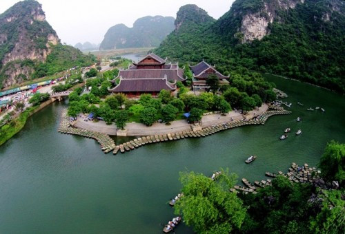 Nơi đây còn có núi sông kỳ ngộ, phong cảnh hữu tình, từng được vua Lê Thánh Tông đề tặng bốn chữ “Minh Đỉnh danh lam”, là nơi trời tiên, cảnh phật. Mỗi mùa xuân đến, hàng triệu du khách khắp nơi đổ về chùa Bái Đính, thắp hương cầu phước, chiêm ngưỡng những công trình kỷ lục và vãn cảnh sông núi hữu tình.