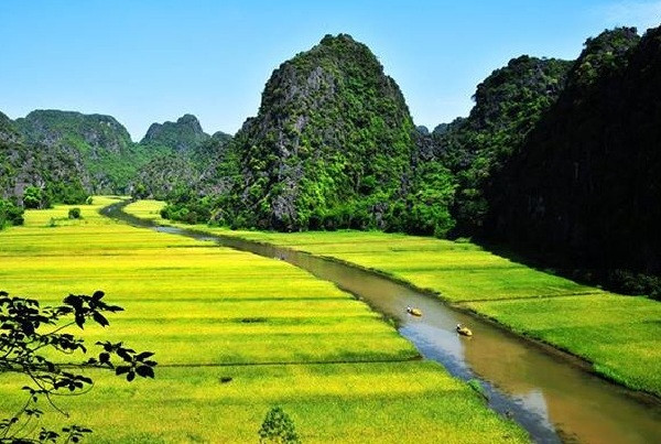 Nằm ở phía tây cố đô Hoa Lư, quần thể chùa Bái Đính nổi tiếng với nhiều kỷ lục như chùa có diện tích lớn nhất Việt Nam, tượng Phật bằng đồng dát vàng lớn nhất châu Á, chùa có hành lang La Hán dài nhất châu Á. Bái Đính cũng là ngôi chùa được nhiều du khách chọn trong những ngày đầu năm để du xuân.