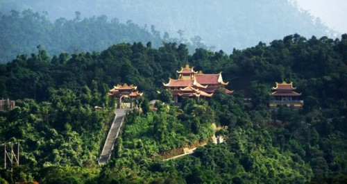 Du khách có thể đi cáp treo, thỏa sức ngắm nhìn toàn cảnh núi rừng ẩn hiện trong màn mây trắng bồng bềnh hoặc chậm rãi bước theo những bậc đá phủ rêu xanh sương gió.