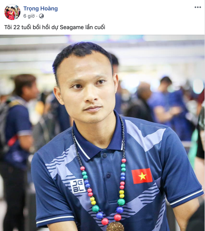 Là 1 trong 2 cầu thủ hơn tuổi được gọi vào đội tuyển U22 Việt Nam sang Philippines, Trọng Hoàng bồi hồi chia sẻ khoảnh khắc lần cuối cùng được tham dự SEA Games.