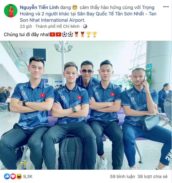 Nguyễn Tiến Linh, cầu thủ mới lập siêu phẩm giúp Việt Nam ghi bàn vào lưới UAE đang tải hình ảnh check-in tại sân bay Tân Sơn Nhất. Anh chàng còn hài hước gắn mặt mèo cho các cầu thủ.