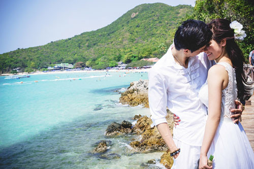 Trước đó, Huyền Lizzie đã tung bộ ảnh cưới đẹp lung linh khiến cư dân mạng phải ghen tỵ và không ngớt những lời khen dành cho cô dâu xinh đẹp nhất này.