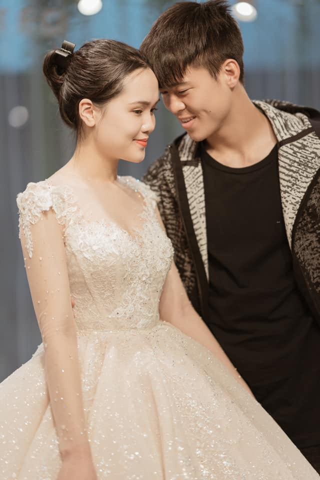 Để chuẩn bị cho siêu đám cưới diễn ra vào ngày 9/2 tới, Duy Mạnh đưa vợ sắp cưới là Quỳnh Anh đi thử váy cưới. Anh chàng đang gấp rút lên danh sách khách mời, sắm sửa trang phục, phụ kiện cho ngày trọng đại.