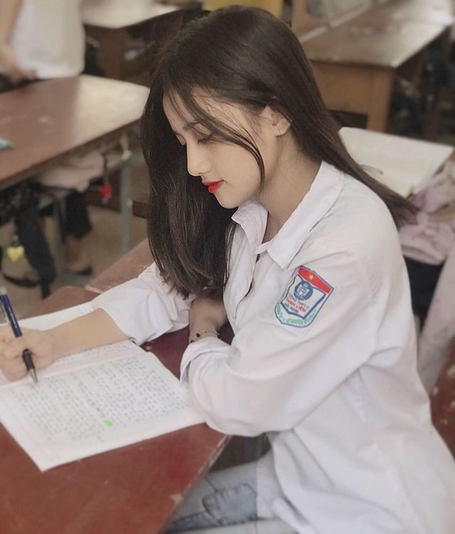 Hằng có thành tích học tập đáng nể ở trường, nhiều năm làm lớp trưởng nhưng khi lên lớp 12, muốn tập trung ôn thi nên cô nàng đã từ chức. Ước mơ của cô nàng là theo học các trường nghệ thuật trong tương lai.