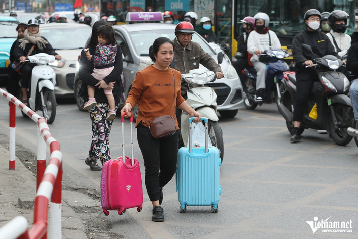 Tại khu vực trước cửa Bến xe Nước Ngầm (quận Hoàng Mai), nhiều người dân từ các tỉnh phía Nam lỉnh kỉnh đồ đạc trở lại thành phố.