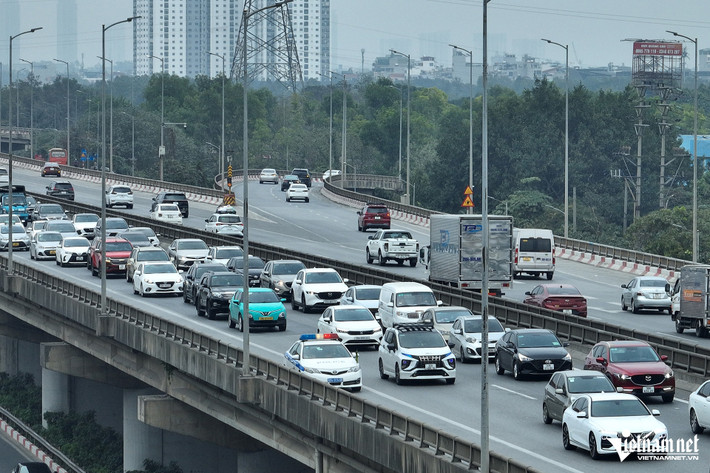 Ô tô di chuyển chậm trên đường vành đai 3 hướng từ cầu Thanh Trì về Mai Dịch.