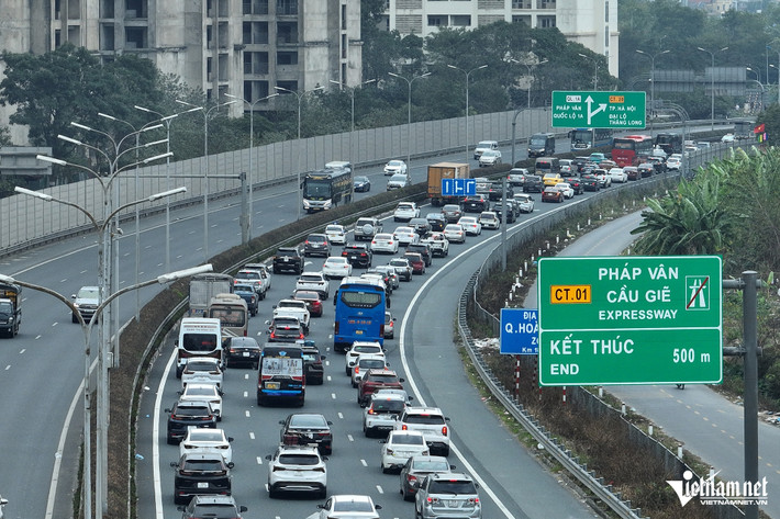 Ước tính, dòng ô tô xếp hàng để vào trung tâm thành phố Hà Nội và lên vành đai 3 trên cao kéo dài khoảng 3km.