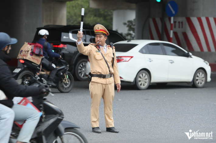 Tại nút giao Đỗ Mười - Cao tốc Pháp Vân - Cầu Giẽ, lượng xe máy gia tăng theo hướng từ cầu Thanh Trì - Pháp Vân. Chị Diệu Huyền (quê Bắc Ninh) cho biết, thời tiết của ngày cuối cùng trong kỳ nghỉ Tết Nguyên đán Ất Tỵ khá ủng hộ người đi xe máy. Cung đường chị đi từ Bắc Ninh ra Hà Nội khá thuận lợi.