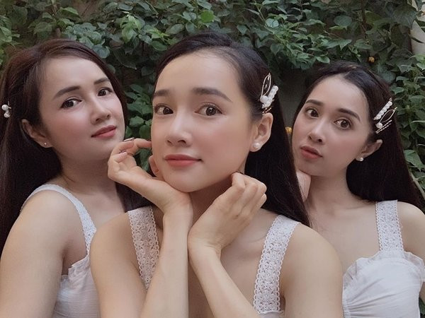 Chị gái Nhã Phương (phía bên trái) tên là Bích Trâm, được nhiều người đánh giá là giống y hệt cô em nổi tiếng, nếu không nhìn kỹ có thể bị nhầm lẫn.