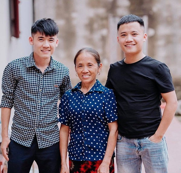 Hưng bắt đầu làm Youtube từ 2/2017. Thời gian đầu, anh vừa làm game vừa làm việc công ty. Sau đó, anh tách ra và chú trọng phát triển kênh Youtube riêng của mình.