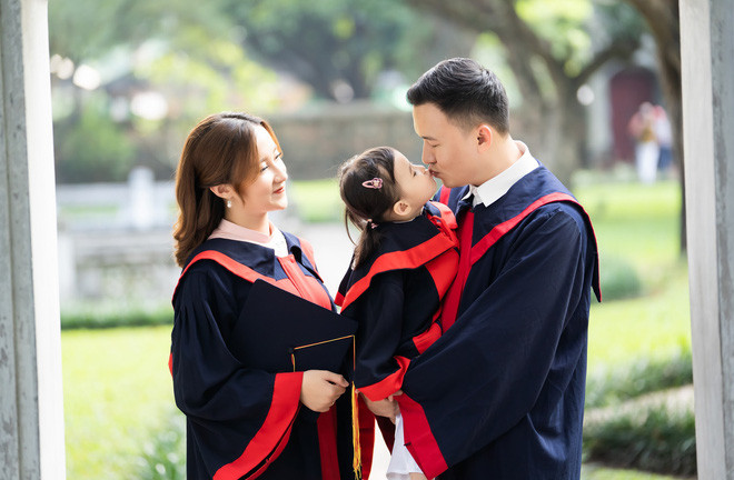 ...Gia đình chính là nguồn động lực lớn nhất để mình cố gắng hơn. Từ đầu đến cuối, quyết định của mình trước sau như một, không thay đổi và mình đang rất hạnh phúc! Khi tốt nghiệp, mình mong muốn sẽ tìm được một công việc ổn định, hướng tới sự chuyên nghiệp và hiệu quả!"
