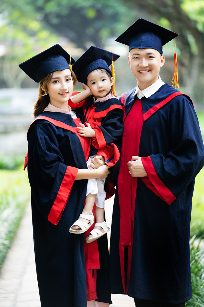Những ngày gần đây, dân tình đang rần rần chia sẻ câu chuyện vừa học Đại học vừa lấy chồng hotboy, vừa sinh con vừa hoàn thành chương trình học tập một cách xuất sắc của nữ sinh năm cuối Học viện Tài chính. Có lẽ, đây cũng là nhân vật tiếp thêm động lực cho nhiều cô bạn có hoàn cảnh tương tự khi kết hôn ở tuổi sinh viên.