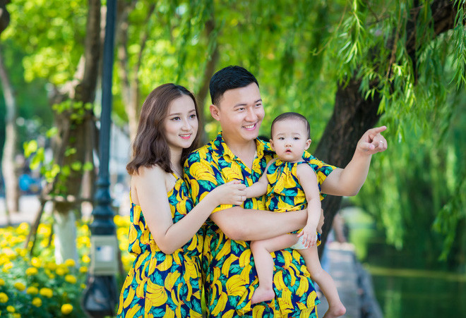 Nữ sinh chia sẻ: "Mỗi người sẽ có những sự lựa chọn riêng, với mình, nếu đã là một người vợ, một người mẹ thì mình càng phải hài hòa về mọi thứ (công việc, gia đình…) và đặc biệt phải làm gương cho con học tập. Những lúc rảnh rỗi mình hay cho con đi chơi, quay clip hát, clip dạy make-up, mình cũng rất thích nấu ăn nên hay tìm hiểu về các món ăn mới, nấu thử cho cả nhà cùng thưởng thức..."