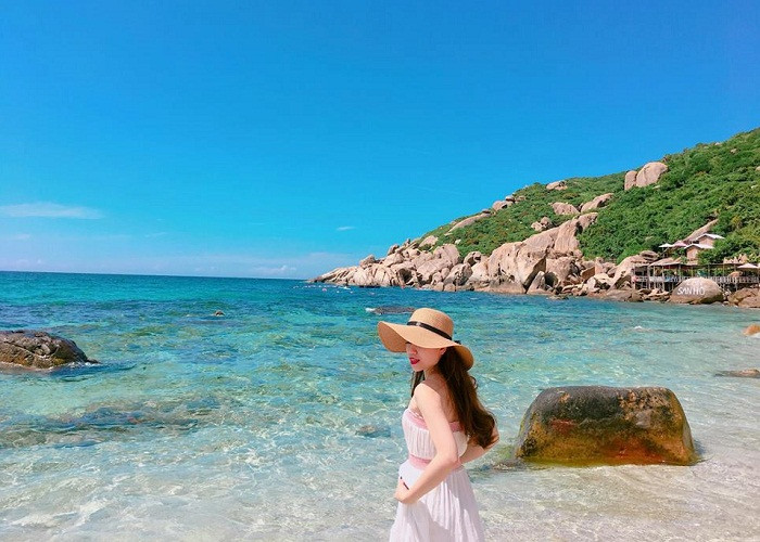 Cũng giống như đảo Thổ Chu thì đảo Bình Ba (Khánh Hoà) cũng là nơi không phải ai cũng được đặt chân tới. Nơi đây cấm hoàn toàn người nước ngoài cũng như kiểm tra rất nghiêm ngặt trước khi du khách lên đảo nên hoàn toàn không phải lo lắng về dịch COVID-19 dù đảo nằm rất gần Nha Trang, nơi đầu tiên phát hiện người nhiễm bệnh tại Việt Nam.