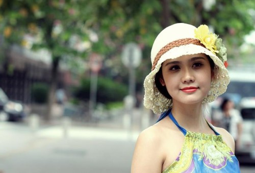 Chính nhờ đôi mắt đẹp cổ điển này mà cô được mệnh danh là “ Cô bé mắt tròn”.