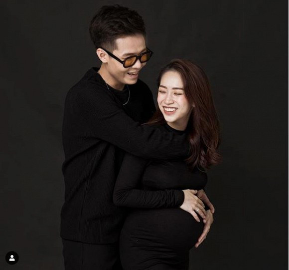 Mới đây, trên trang cá nhân, con gái Minh Nhựa là Joyce Phạm bất ngờ đăng tải bộ ảnh cùng chồng trước khi sinh con đầu lòng thu hút sự chú ý trên mạng xã hội.