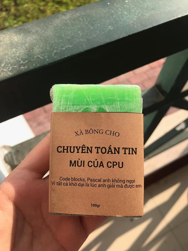 Nhân dịp kỷ niệm 30 năm thành lập trường THPT Chuyên Nguyễn Tất Thành, kết hợp làm hội trại, các bạn trẻ trong câu lạc bộ này đã lên ý tưởng bán xà bông tại hội trại để gây quỹ từ thiện.