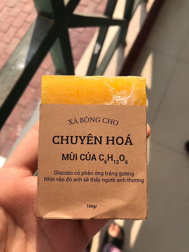 Các bạn trẻ cho hay, lợi nhuận từ hoạt động này và các sản phẩm khác của sự kiện sẽ được sử dụng vào mục đích từ thiện cho địa phương. Hành động này đã được CĐM ủng hộ "2 tay 2 chân" bởi tính nhân văn mà nó đem lại. Nguồn ảnh: THPT chuyên Nguyễn Tất Thành - Yên Bái