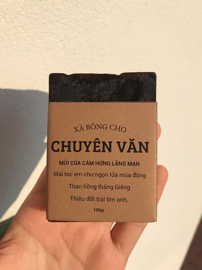 Để những món hàng của mình trở nên thu hút, đặc biệt hơn, các bạn trẻ đã nghĩ ra việc sáng tạo ra các thông điệp in kèm theo đặc trưng của từng khối chuyên.