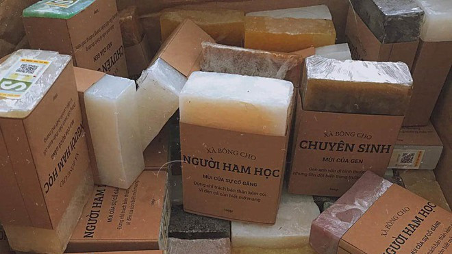 Mới đây, những bánh xà bông thơm với nhiều màu sắc bắt mắt được đăng tải trong group dành cho học sinh, sinh viên đã thu hút sự quan tâm của đông đảo CĐM.