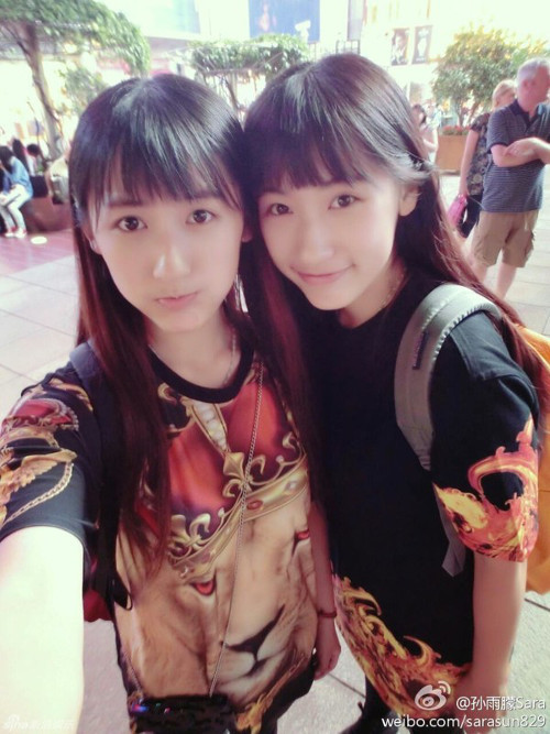 Cách đây không lâu, hình ảnh một cặp chị em song sinh được lan truyền chóng mặt trên khắp các diễn đàn Trung Quốc. Sở hữu vẻ đẹp trong sáng, thuần khiết và đều học giỏi nên 2 chị em nhanh chóng thu hút sự chú ý của cộng đồng mạng.