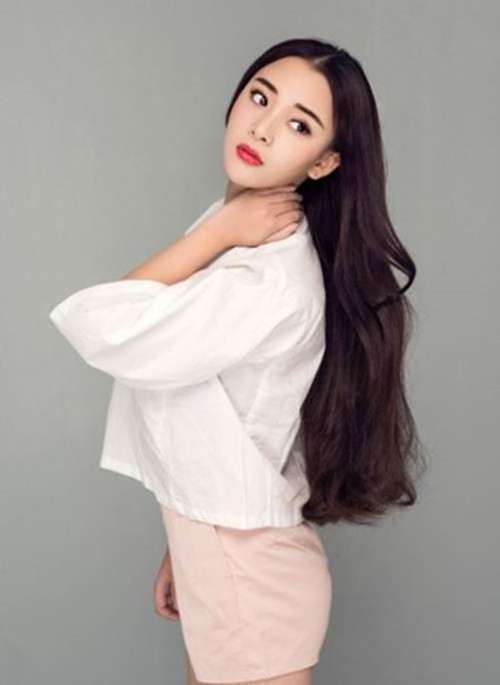 Lưu Chỉ Vi. Cô sinh viên sắc nước hương trời và học giỏi Lưu Chỉ Vi đang làm cư dân mạng Trung Quốc chao đảo. Vi là sinh viên năm nhất đại học Phục Đán.